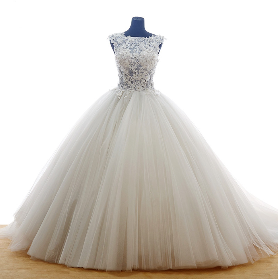 Sleeveless Tulle Floor-length Ball Gown With Lace Appliqué Bodice And Ball Gown Silhouette